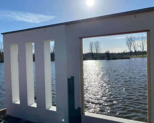 images/0000nieuws/luxom-wanden-strakke-tuinidee-witte-tuinmuur-plaatsen-530x424-99d
