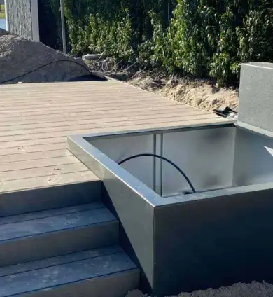 images/0000nieuws/luxom-wanden-strakke-tuinidee-witte-tuinmuur-plaatsen-adezz-planten-bakken-390x424-40d