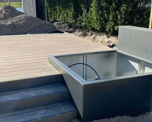 images/0000nieuws/luxom-wanden-strakke-tuinidee-witte-tuinmuur-plaatsen-adezz-planten-bakken-530x424-4a9