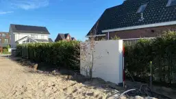 images/0000nieuws/luxom-wanden-strakke-tuinidee-witte-tuinmuur-plaatsen-hovenier-257x145-425