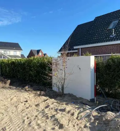 images/0000nieuws/luxom-wanden-strakke-tuinidee-witte-tuinmuur-plaatsen-hovenier-390x424-40d