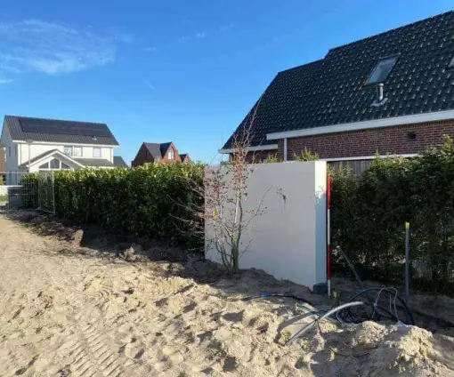 images/0000nieuws/luxom-wanden-strakke-tuinidee-witte-tuinmuur-plaatsen-hovenier-510x424-b18
