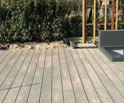 images/0000nieuws/luxom-wanden-strakke-tuinidee-witte-tuinmuur-plaatsen-vlonder-510x424-91f