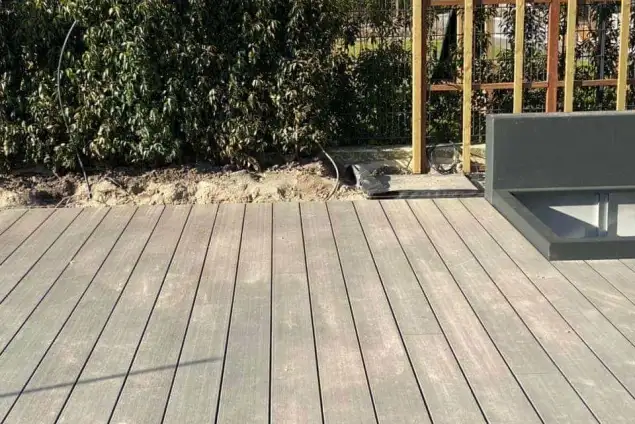 images/0000nieuws/luxom-wanden-strakke-tuinidee-witte-tuinmuur-plaatsen-vlonder-635x424-b0f