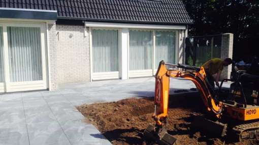 Keramische buitentegels leggen S graven moer