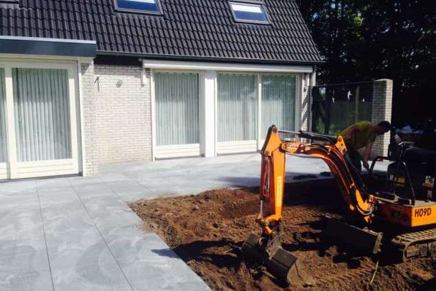 Keramische buitentegels leggen S graven moer