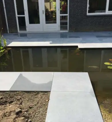 images/001-tuinaanleg-ettenleur/002gerrit-de-jong/Keramische-buitentegels-leggen-Amsterdam-390x424-7ad