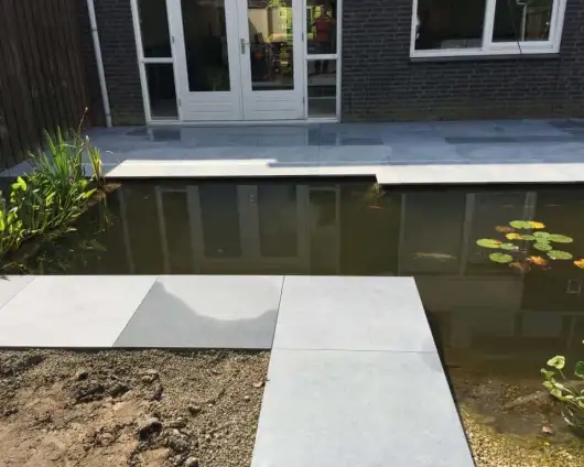 images/001-tuinaanleg-ettenleur/002gerrit-de-jong/Keramische-buitentegels-leggen-Amsterdam-530x424-e22