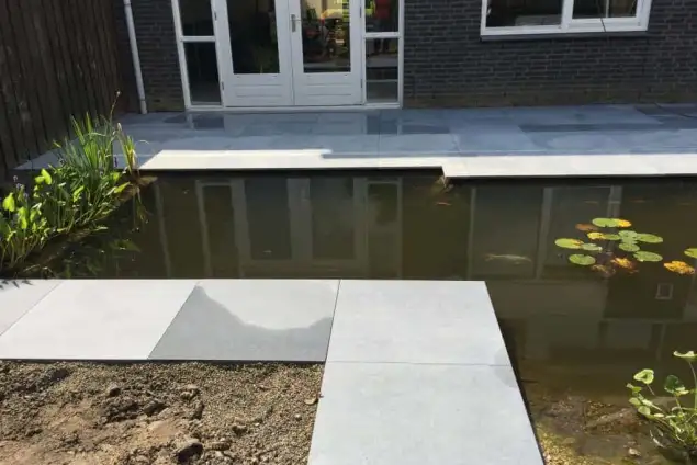 images/001-tuinaanleg-ettenleur/002gerrit-de-jong/Keramische-buitentegels-leggen-Amsterdam-635x424-95d