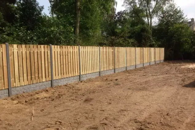 images/001-tuinaanleg-ettenleur/Beton-schutting-zetten-met-rostmotief-plaat-Den-Bosch-635x424-00d