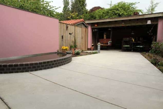 Moderne tuin?  een betonvloer uit een stuk met voegen.