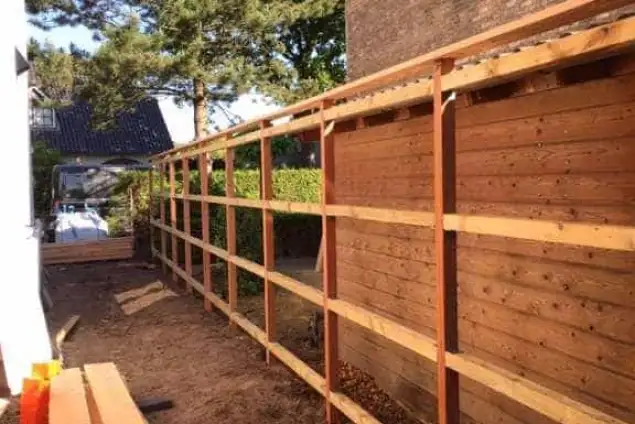 images/001-tuinaanleg-ettenleur/Douglas-schutting-zetten/Frame-maken-voor-schutting-635x424-e3f