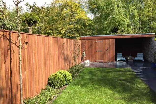 images/001-tuinaanleg-ettenleur/breda/Hardhouten-moderne-schutting-breda-635x424-d05
