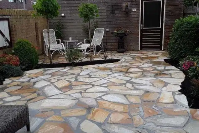 images/001-tuinaanleg-ettenleur/flagstonevloer/1-flagstone-vloer-laten-leggen-635x424-cee