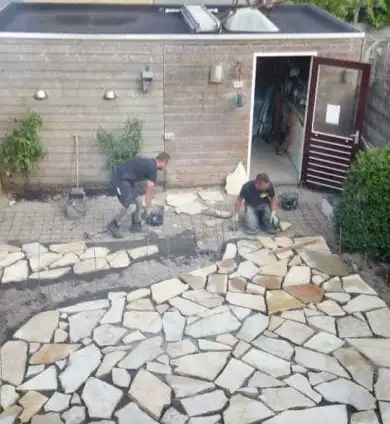 images/001-tuinaanleg-ettenleur/flagstonevloer/4-flagstone-buiten-leggen-welke-vakman-390x424-c71