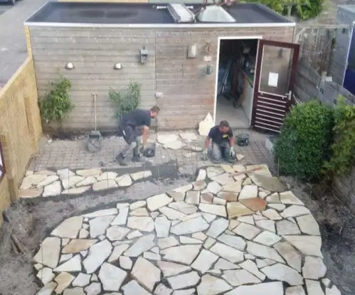 images/001-tuinaanleg-ettenleur/flagstonevloer/4-flagstone-buiten-leggen-welke-vakman-510x424-b71