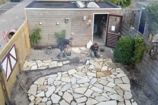 images/001-tuinaanleg-ettenleur/flagstonevloer/4-flagstone-buiten-leggen-welke-vakman-635x424-cee