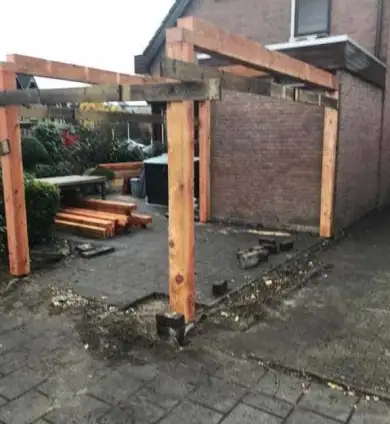 images/001-tuinaanleg-ettenleur/flier-tuinoverkapping/douglasplanken-zwart-gespoten-eindhoven-tuinoverkapping-390x424-c71