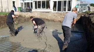 images/001-tuinaanleg-ettenleur/koivijver/welke-vakman-maakt-koivijvers(1)-320x180-4a2
