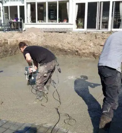 images/001-tuinaanleg-ettenleur/koivijver/welke-vakman-maakt-koivijvers(1)-390x424-fa3