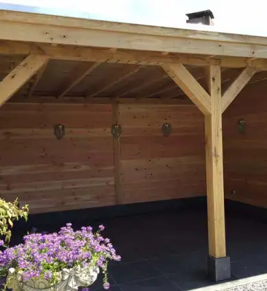 images/001-tuinaanleg-ettenleur/maatwerk-tuinoverkapping/12-Tuinoverkapping-maatwerk-met-natuursten-rand-Rosmalen-390x424-fa3