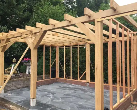 images/001-tuinaanleg-ettenleur/maatwerk-tuinoverkapping/14-Tuinoverkapping-maatwerk-Douglas-tuinhout-Utrecht-530x424-b5b
