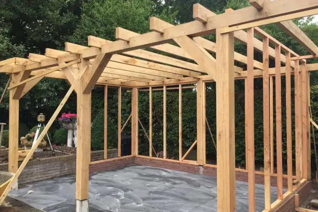 images/001-tuinaanleg-ettenleur/maatwerk-tuinoverkapping/14-Tuinoverkapping-maatwerk-Douglas-tuinhout-Utrecht-635x424-9f7