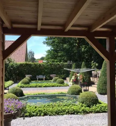 images/001-tuinaanleg-ettenleur/maatwerk-tuinoverkapping/4-planken-dakschot-van-eikenhout-douglas-390x424-fa3