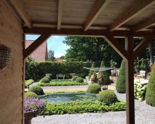 images/001-tuinaanleg-ettenleur/maatwerk-tuinoverkapping/4-planken-dakschot-van-eikenhout-douglas-530x424-b5b