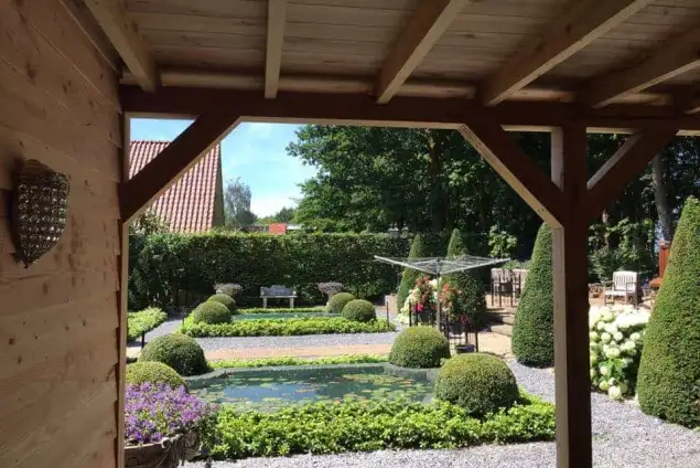 images/001-tuinaanleg-ettenleur/maatwerk-tuinoverkapping/4-planken-dakschot-van-eikenhout-douglas-635x424-9f7
