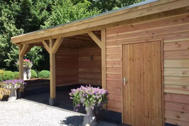 images/001-tuinaanleg-ettenleur/maatwerk-tuinoverkapping/5-tuinoverkapping-met-natuursteen-en-douglas-palen-staanders-635x424-9f7