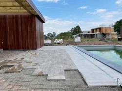 keramische tegels leggen poolhouse zwembad hoveniersbedrijf  poolhouse maken bij zwembad overkapping Tilburg