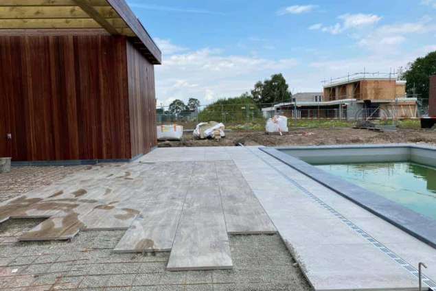 keramische tegels leggen poolhouse zwembad hoveniersbedrijf  poolhouse maken bij zwembad overkapping Tilburg