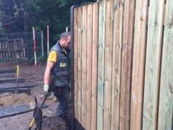 hoeveel kost het om een schutting van hout en beton palen te laten zetten in Veldhoven Eindhoven