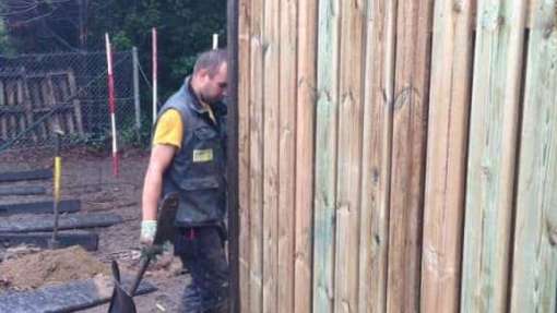 hoeveel kost het om een schutting van hout en beton palen te laten zetten in Veldhoven Eindhoven