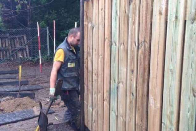 hoeveel kost het om een schutting van hout en beton palen te laten zetten in Veldhoven Eindhoven