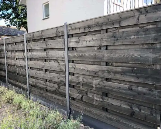 images/001-tuinaanleg-ettenleur/schutting-van-douglas-planken/Douglas-schutting-zwarte-planken-530x424-29a