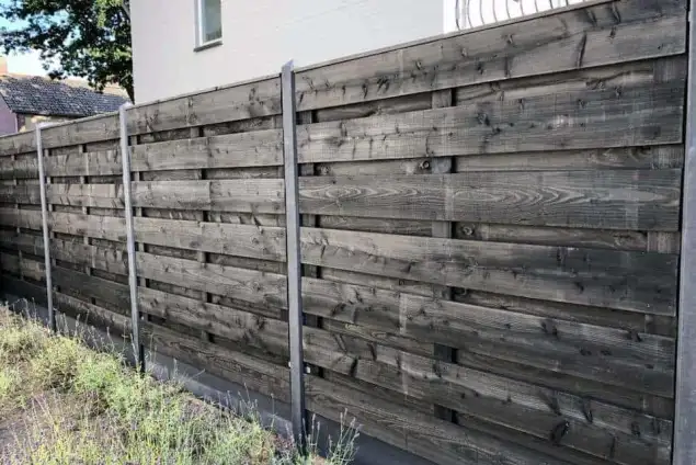 images/001-tuinaanleg-ettenleur/schutting-van-douglas-planken/Douglas-schutting-zwarte-planken-635x424-762