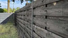 images/001-tuinaanleg-ettenleur/schutting-van-douglas-planken/Waar-koop-je-zwarte-douglas-schutting-delen-van-20-cm-breed-Breda-290x163-90a