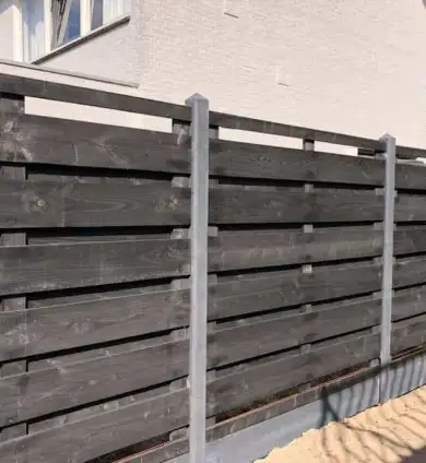 images/001-tuinaanleg-ettenleur/schutting-van-douglas-planken/plaatsen-van-douglas-schutting-zwarte-kleur-Tilburg-390x424-b69