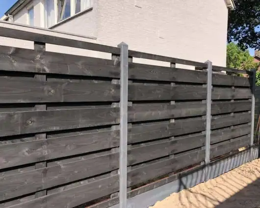 images/001-tuinaanleg-ettenleur/schutting-van-douglas-planken/plaatsen-van-douglas-schutting-zwarte-kleur-Tilburg-530x424-d8d