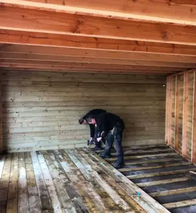 images/001-tuinaanleg-ettenleur/tuinschuur-oss/leggen-van-een-vloer-in-tuinschuur-maatwerk-390x424-b1f