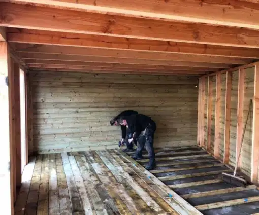 images/001-tuinaanleg-ettenleur/tuinschuur-oss/leggen-van-een-vloer-in-tuinschuur-maatwerk-510x424-085