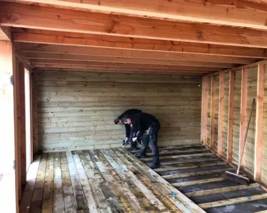 images/001-tuinaanleg-ettenleur/tuinschuur-oss/leggen-van-een-vloer-in-tuinschuur-maatwerk-530x424-166