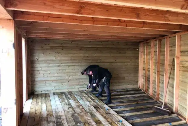 images/001-tuinaanleg-ettenleur/tuinschuur-oss/leggen-van-een-vloer-in-tuinschuur-maatwerk-635x424-8e8