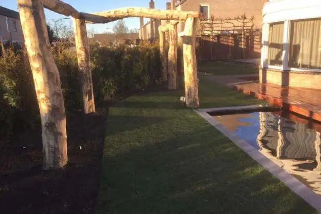 images/001-tuinaanleg-ettenleur/valkenswaard/acaciahout-pergola-maken-635x424-8e8
