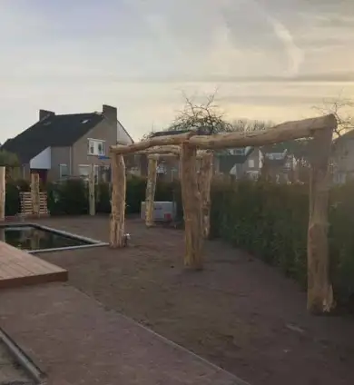 images/001-tuinaanleg-ettenleur/valkenswaard/pergola-zetten-natuurlijke-palen-390x424-b1f