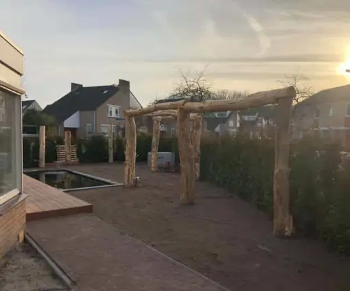 images/001-tuinaanleg-ettenleur/valkenswaard/pergola-zetten-natuurlijke-palen-510x424-085