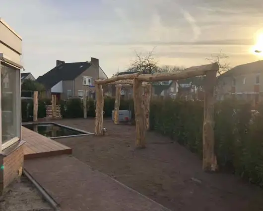 images/001-tuinaanleg-ettenleur/valkenswaard/pergola-zetten-natuurlijke-palen-530x424-166