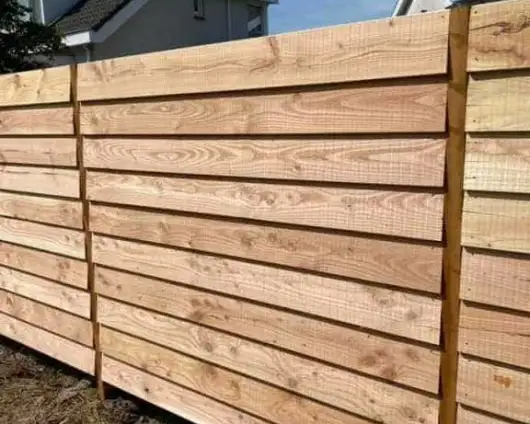images/001-tuinaanleg-ettenleur/zweeds--potdeksel-planken-schutting/zweeds-rabat--douglashout-schutting-Vugt-Tilburg-530x424-72c